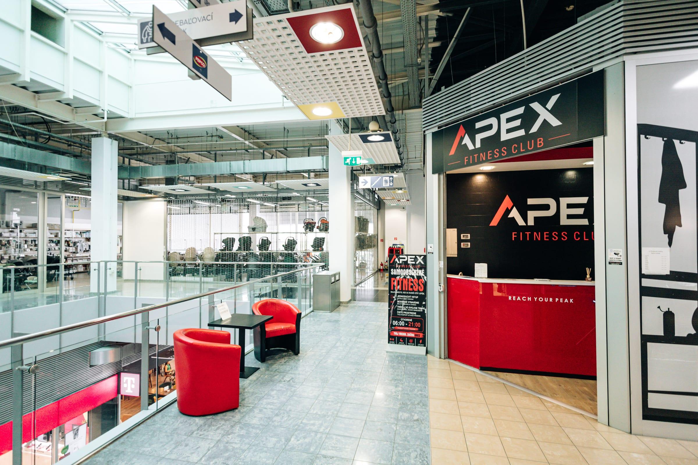 Vchod do APEX v prvním patře ZOC MAX s červenými křesly před recepcí