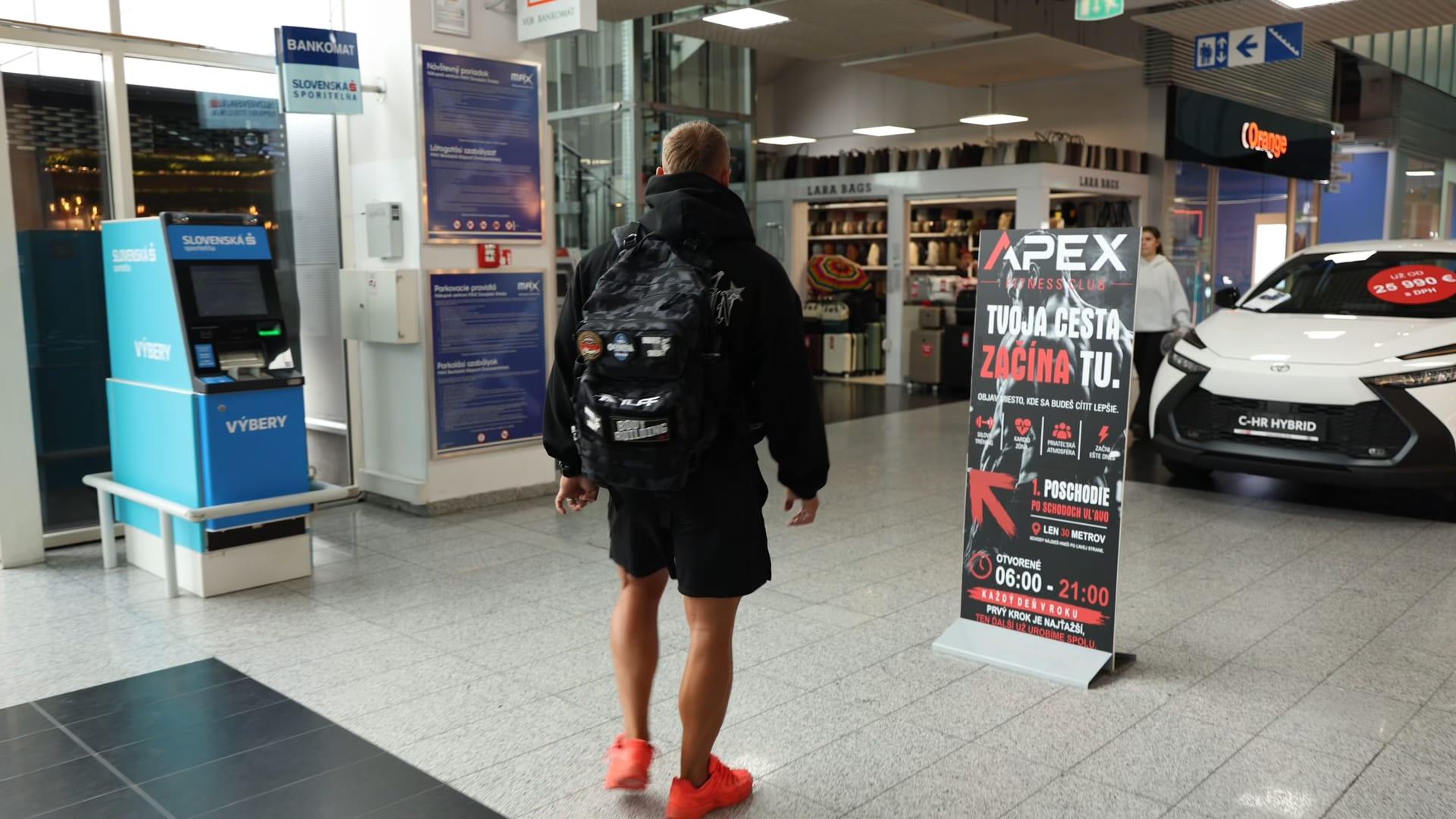Cedule APEX v ZOC MAX s otevírací dobou a směrem do prvního patra