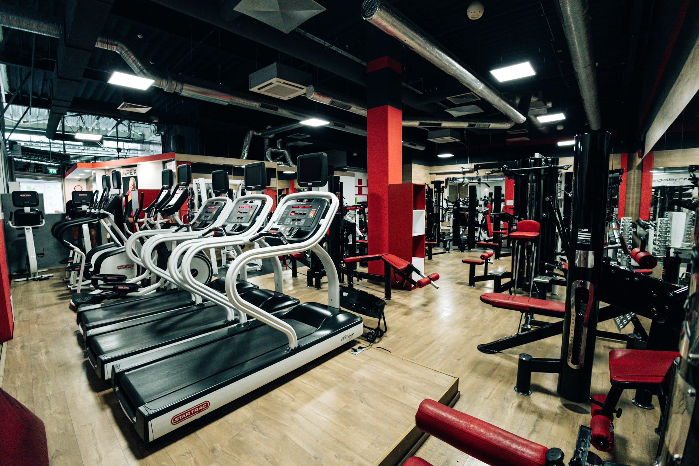 Cardio zóna s běžeckými pásy a posilovací stroje